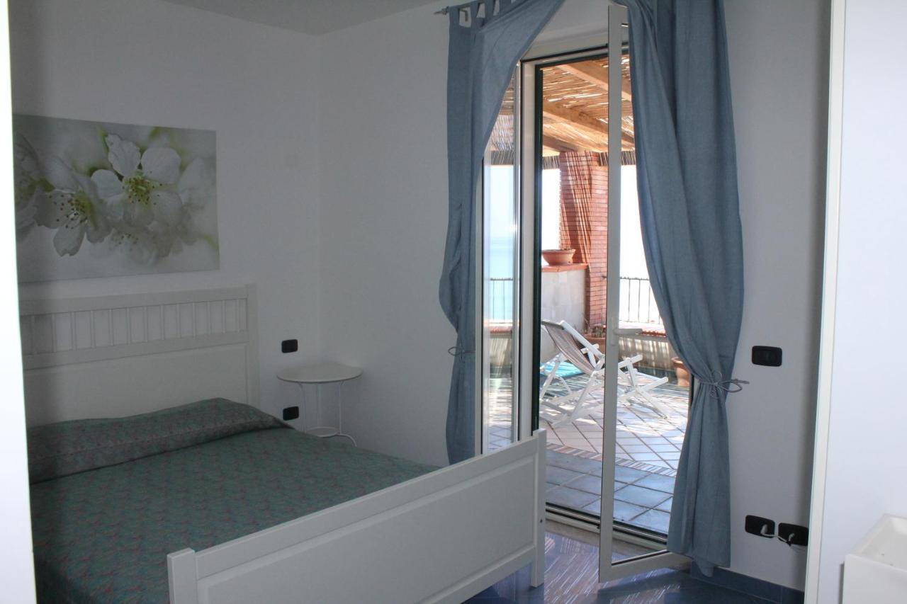 Waikiki Beach Apartments Santa Maria di Castellabate Bagian luar foto