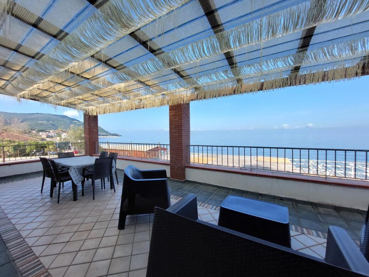 Waikiki Beach Apartments Santa Maria di Castellabate Bagian luar foto